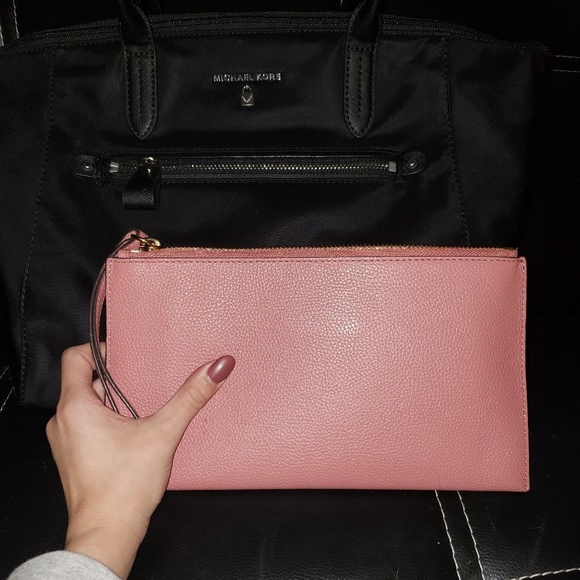 MICHEAL KORS PURSE AND CLUTCH SET - Picture 6 of 7